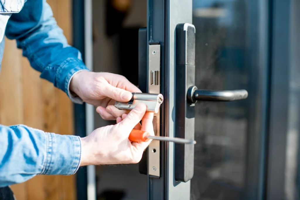 slotenmaker voert herstelling uit aan een deurslot bij woning in niel