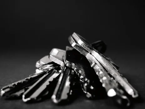 professionele slotenmaker voert een interventie uit in brasschaat